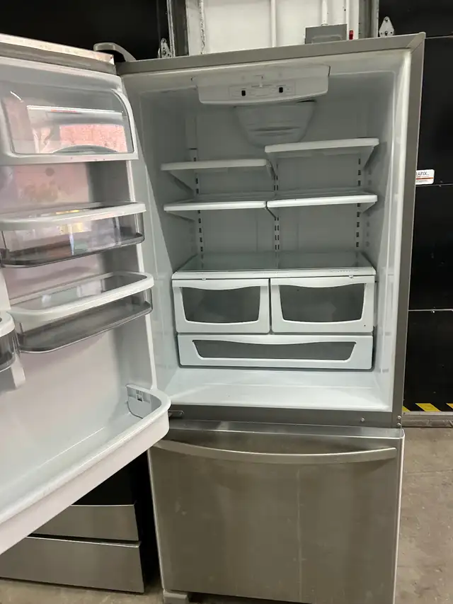 Frigidaire and stove perfect condition very clean all functional in Stoves, Ovens & Ranges in City of Montréal - Image 9