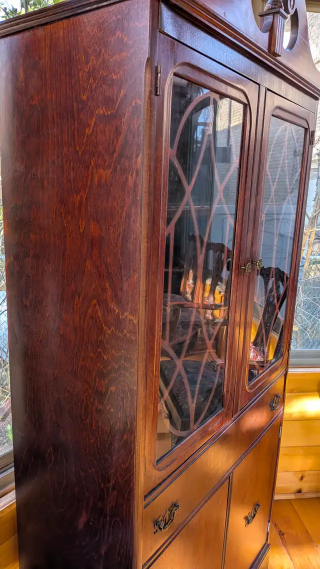 Antique Mahogany China Cabinet in Hutches & Display Cabinets in City of Toronto - Image 4