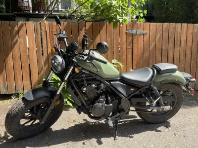 Je vends ma moto Honda Rebel 500 (modèle 2022, couleur verte) avec seulement 2 500 km au compteur. E...