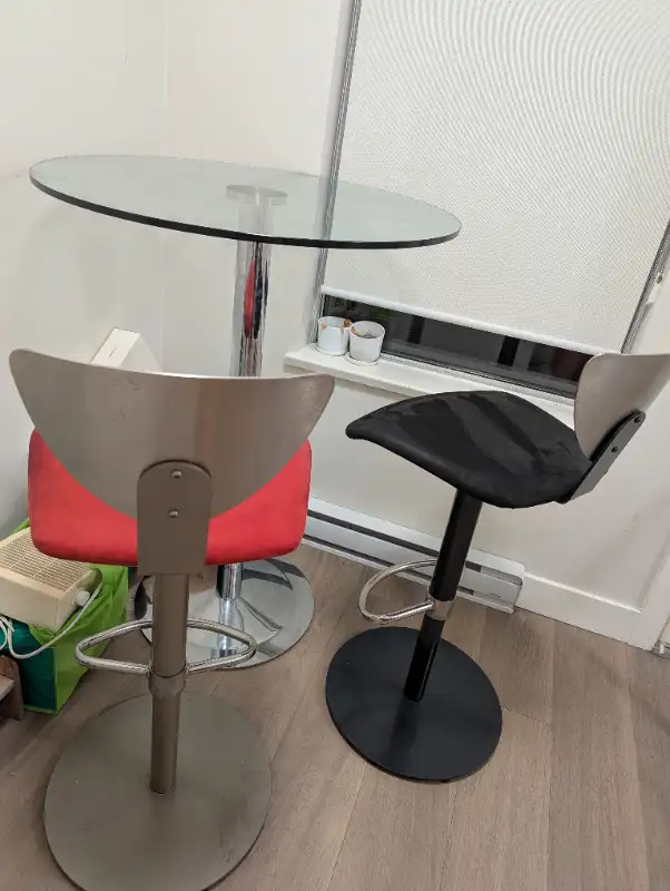 31.5" Bar Height Round Glass Dining Table and 2 Bar Stools in Dining Tables & Sets in Downtown-West End - Image 2