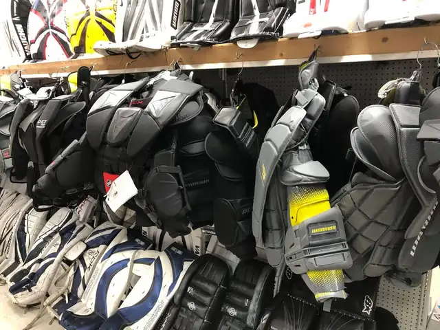 New/Used hockey goalie equipment youth, junior, senior in Hockey in Oakville / Halton Region - Image 5