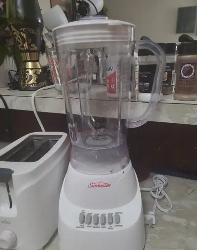 White sunbeam kitchen blender Model BLSBX3-WV2-033 Excellent condition Specs/Features: -350-watt -5...