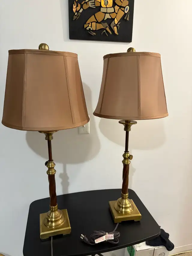 Pair of Vintage Brass and Wood Table Lamps in Indoor Lighting & Fans in City of Toronto - Image 6