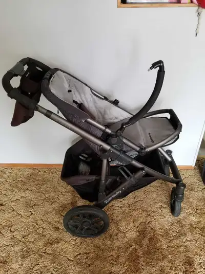 Vary nice high end stroler up a baby. brand Come with everything in the photos