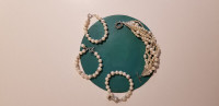 Elegant bracelet with genuine white pearls.