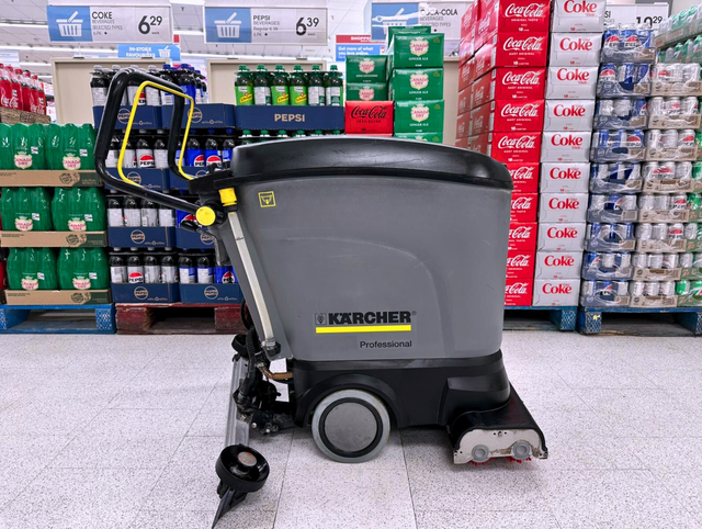 Karcher BR 40/25 C Commercial Floor Scrubber | 16" Roller Brush in Other in City of Toronto - Image 2