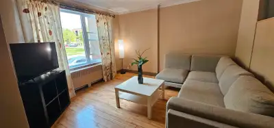 Ce magnifique logement 5 ½ rénové en 2020 avec 3 vraies chambres fermées est climatisé, semi-meublé...