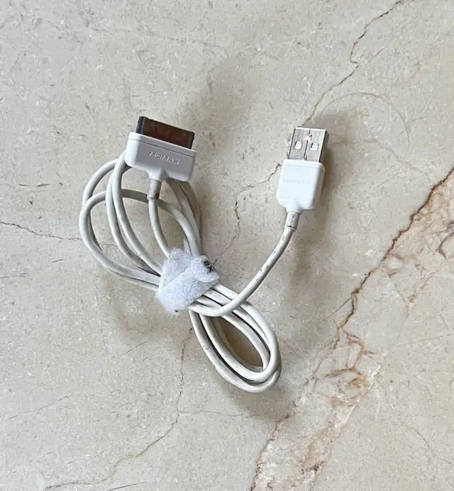 100 cm iPhone 4 data cable in Cell Phone Accessories in Mississauga / Peel Region - Image 3