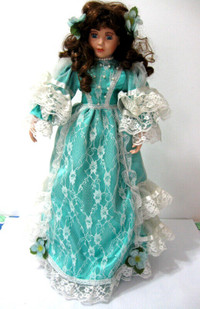 VINTAGE 1980s 22 INCH COLLECTIBLE PORCELAIN DOLL