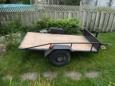 Dimension de 8 pi x 4'4'' pour VTT ou motoneige ou autre transport. Treuil pour aider le chargement....