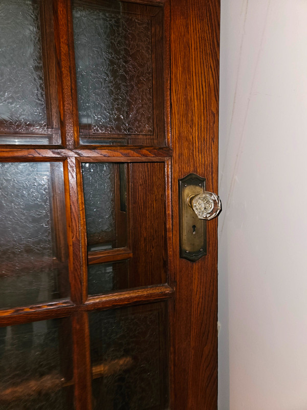 Antique beautiful solid wood door, original hardware in Windows, Doors & Trim in City of Toronto - Image 4