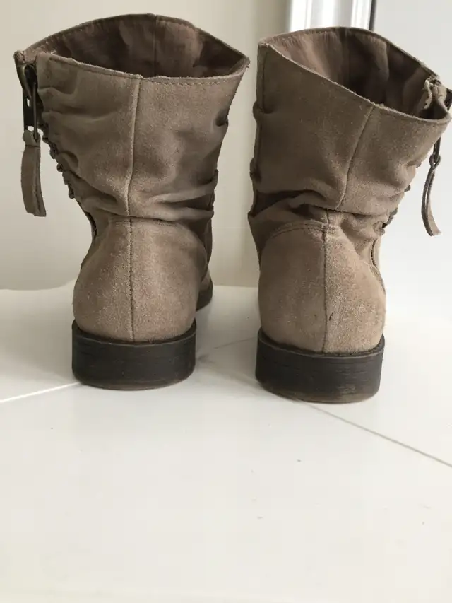 Nine West Leather Ankle Casual Boots / shoes, Women's Size 9.1/2 in Women's - Shoes in Markham / York Region - Image 3