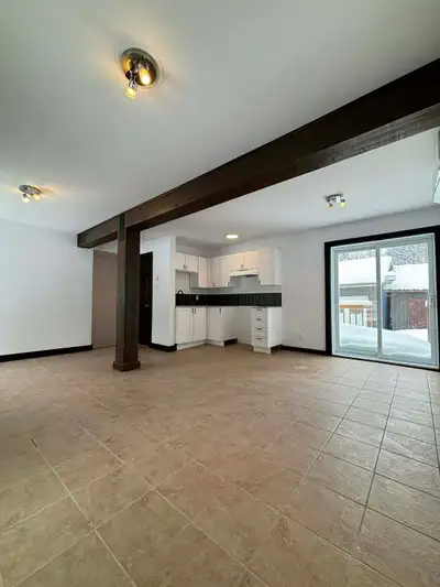 Beau logement entièrement rénové sur deux étages, situé en plein cœur de Saint-Donat. **Disponible l...