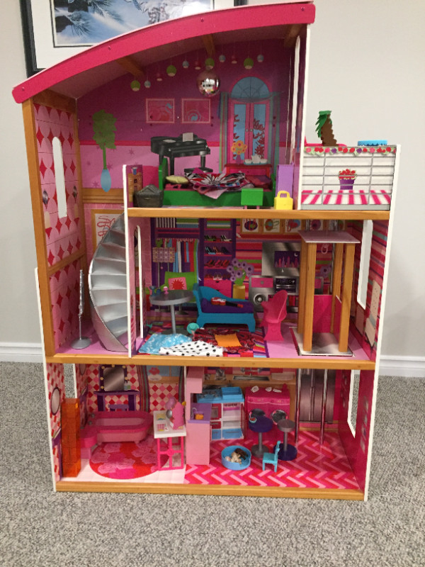 Dollhouse in Toys in Markham / York Region