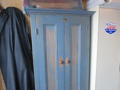 Belle grande armoire en pin , portes à caissons , tenons-mortaises , pentures en fonte , poignées en...