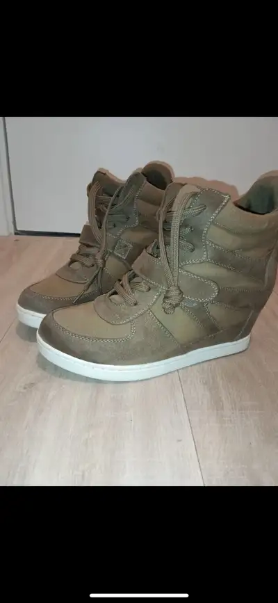 Wedge booth, View more