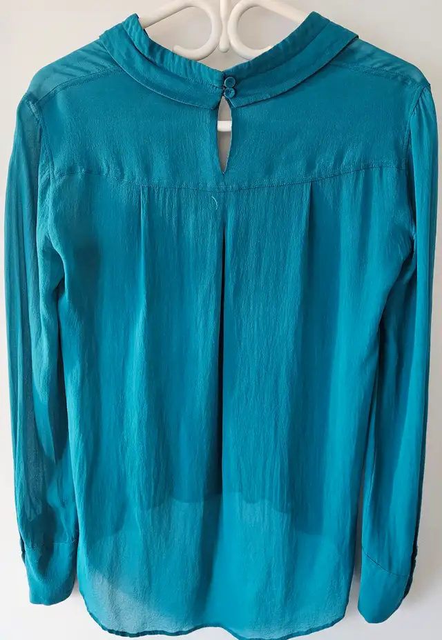 BCBG Max Azaria Blue/Teal 100% Silk Blouse, Size XS in Women's - Tops & Outerwear in City of Toronto - Image 3