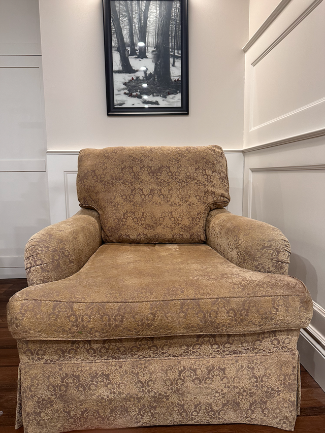 Classic Upholstered Armchair in Chairs & Recliners in Markham / York Region - Image 4