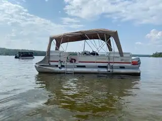 Bateau ponton Southland 2002. Longueur 20 pieds. Moteur Honda 2002. 20h par année. Toiles neuves cam...