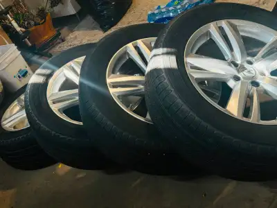 All season Michelin 70% still good condition Tire size: 235/60/R18 Built in tire sensor