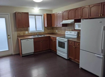 FREE RENT JULY AND AUGUST !! FEMALE STUDENT HOUSING – ONE ROOM LEFT! Move in now and enjoy TWO MONTH...