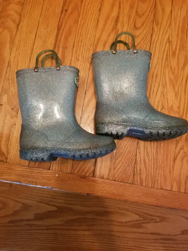 Rain boots- size 11 Child in Kids & Youth in City of Toronto - Image 4