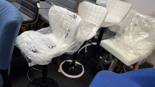 lots of bar stools in Chairs & Recliners in Markham / York Region - Image 10