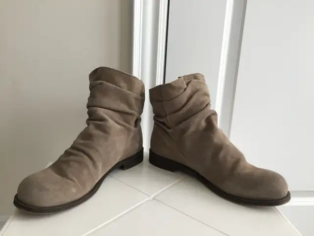 Nine West Leather Ankle Casual Boots / shoes, Women's Size 9.1/2 in Women's - Shoes in Markham / York Region - Image 4