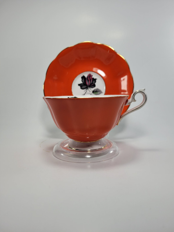 Tasse Royal Albert Masquerade Series (Orange) Teacup dans Art et objets de collection  à Longueuil/Rive Sud - Image 2