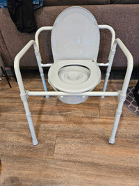 Folding Commode Chair/Chaise d'aisance pliante