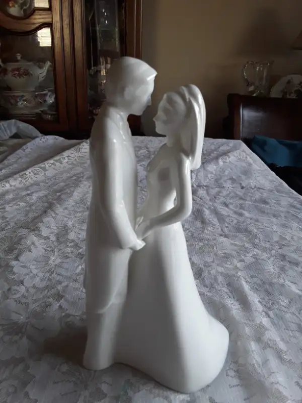 BONE CHINA  BRIDE & GROOM FIGURINE - MOMENTS, COALPORT,  ENGLAND in Arts & Collectibles in City of Toronto - Image 6