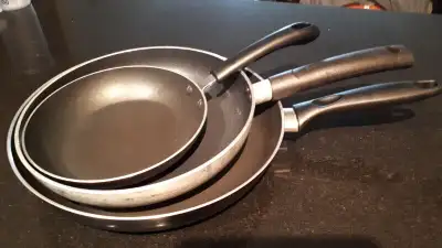 3 frying pans. Very clean. Strong aluminum. Used a few times. $10 each total $30