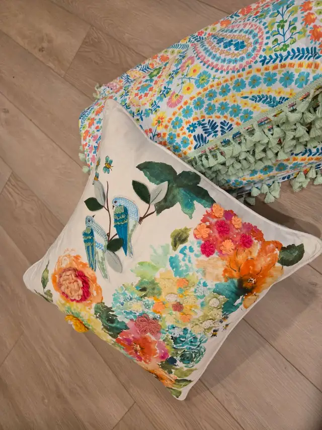 Colourful Queen Size Comforter with Pillow Shams/Accent Pillow in Bedding in St. Catharines - Image 2