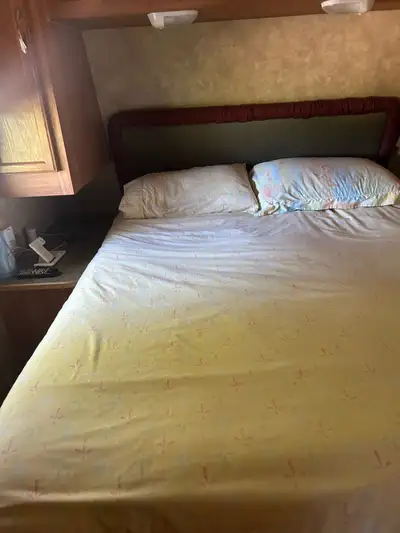 This pre-owned Jayco Jay Flight travel trailer offers a cozy retreat for your upcoming camping adven...