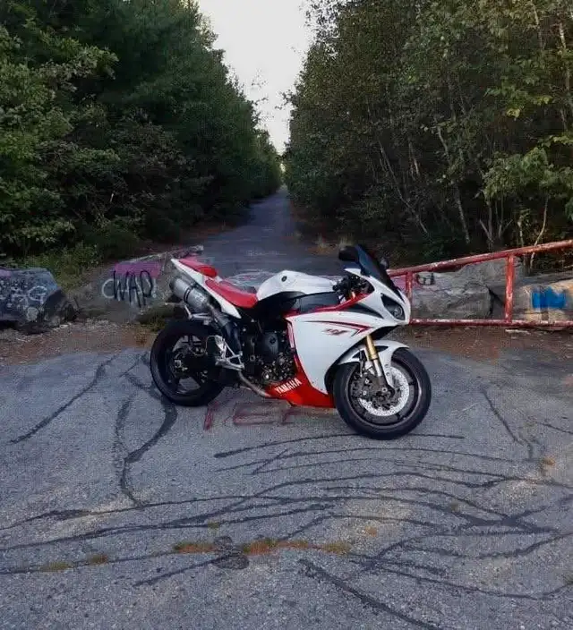 2009 Yamaha YZF-R1 in Sport Bikes in Bridgewater - Image 2