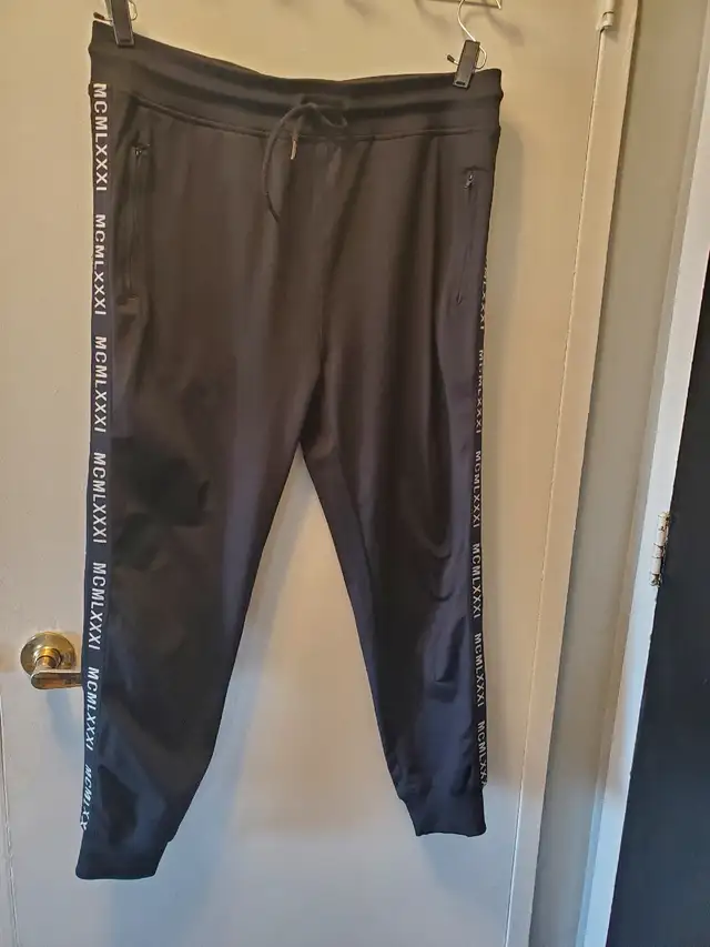 Men's  Guess Sweatpants  in Men's in Mississauga / Peel Region - Image 2