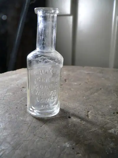plusieurs bouteilles antique embosser a différent prix photo 1 et 2 bouteille antique embossé Hoyt's...