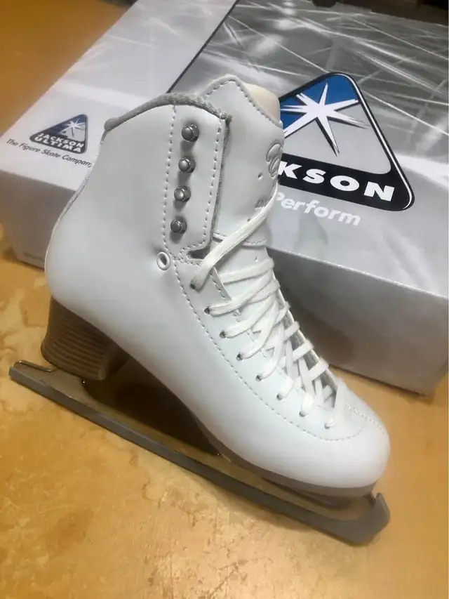 Jackson "Elle" Figure Skates.  New in Box. in Skates & Blades in Belleville - Image 4