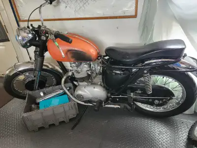 For sale 3 Triumph motorcycles projects : 1973 1-Daytona 500 (orange tank), $2,700 1967 _Trophy 500c...