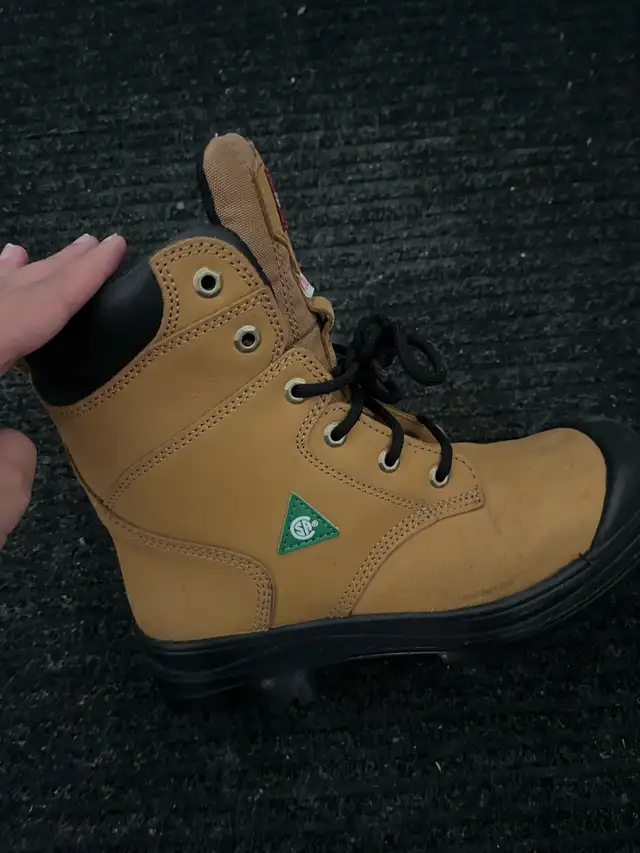 Steel toed boots in Men's Shoes in Stratford - Image 5