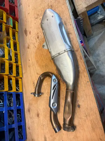 2013 Honda CRF250R OEM Header + Muffler / Silencer OEM stock muffler off a 2013 Honda CRF250R. Very...