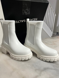 Women’s Modern Kandy Size 5 White Boots  *Brand New*