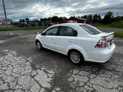 Chevrolet Aveo LT, modèle le plus équipé, seulement 73 000 km. Marche super bien. Démarreur à distan...