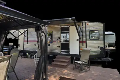 CLEF EN MAIN roulotte cherokee limited avec set up au camping st anne des plaines terrain 147 chambr...