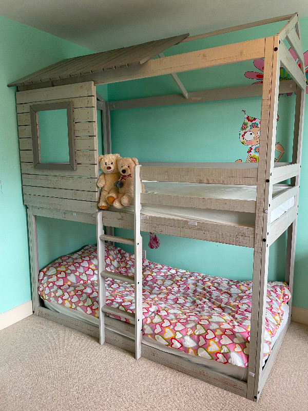 Bunk bed in great condition - solid wood in Beds & Mattresses in City of Toronto
