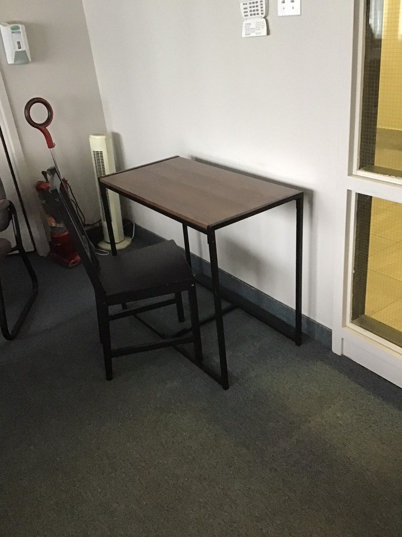 Set de cuisine ,table avec une chaise en bois de marque Ikea 100