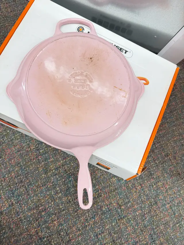 Le Creuset Skillet in Kitchen & Dining Wares in Calgary - Image 4