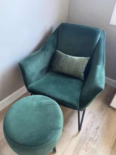 Fauteuil d’appoint vert et pouf en velours En bon état, presque neuf Ultra confortable Vendus ensemb...