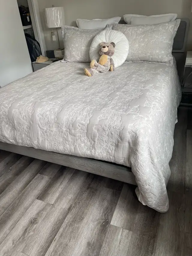 Queen bed & night stands 