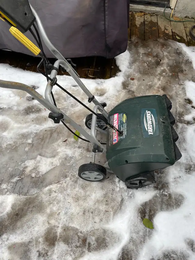 Yardworks light duty snow blower. in Snowblowers in Markham / York Region - Image 4